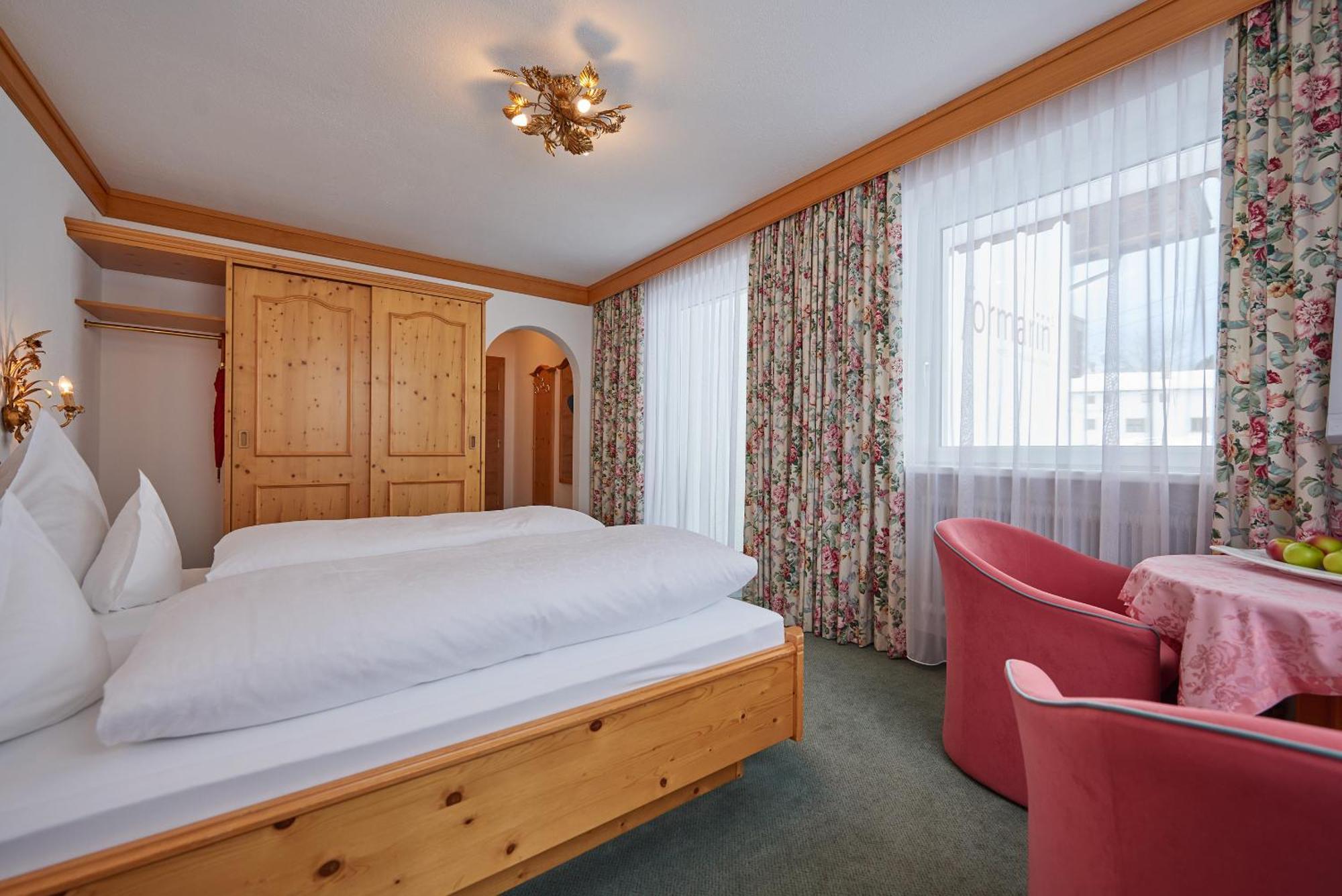 Hotel Restaurant Formarin Oberlech Habitación foto